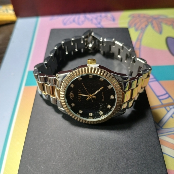 Gold and Silver Quartz Watch - Picture 4 of 6